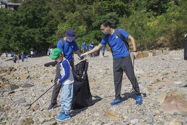 Futu Securities Management and Employees Conduct Shoreline Cleanup Operation at Sandy Bay to Promote Environmental Protection and Sustainability All Together